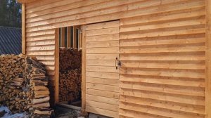 Дача.Построил хозблок и дровеник. Строго не судим.