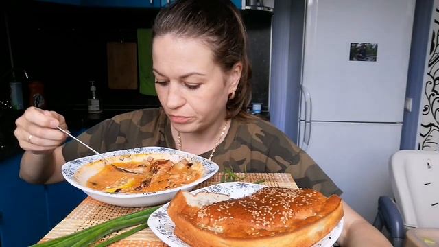 МУКБАНГ СОЛЯНКА/ЗАЛИВНОЙ ПИРОГ/MUKBANG
