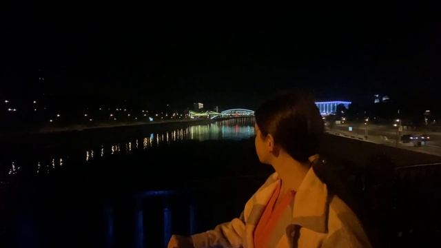 VLOG: мини-путешествие в Москву с друзьями // прогулки по ночному городу, поездки на самокатах ?✨ смотреть онлайн