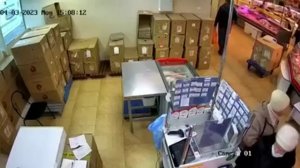 Видео из продуктового магазина на Камчатке, где во время землетрясения на кассе (кассир убежала)