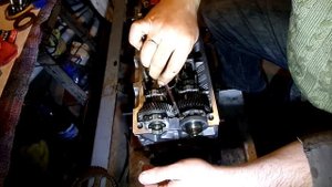 112 Устанавливаем крышку сальнака выпускного распредвала головки блока цилиндров двигателя Джили