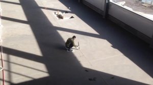 Нарезка швов полусухой стяжки.