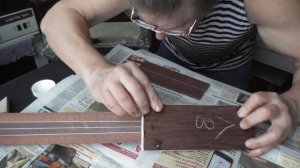 Приклеивание верхней и нижней накладки на головку грифа на ЭДП(видео №717).