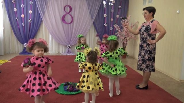 Танец с цветами. Діти квіти в руки взяли.mp4