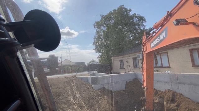 Выкопали Цокольный этаж￼,Работа на колёсный экскаватор￼,Doosan 190￼