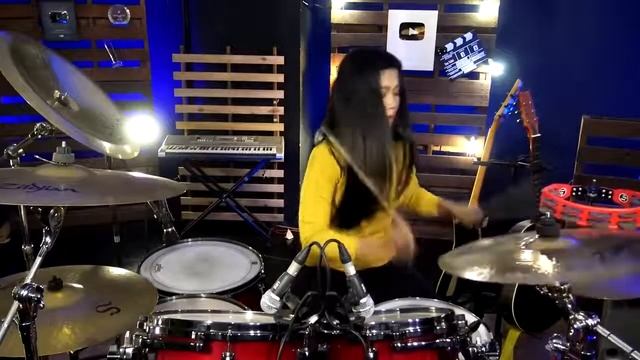 Классно играет на барабанах.#барабаны