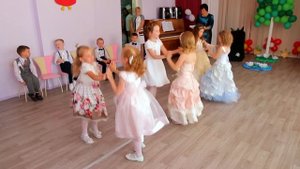 Танец в детском саду "Мы словно две половинки"