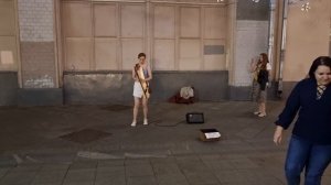 Девушка играет на арфе- уличный музыкант