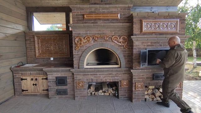 Печной комплекс барбекю из кирпича ручной формовки. В этой печи барбекю собрали три прибора. смотреть онлайн