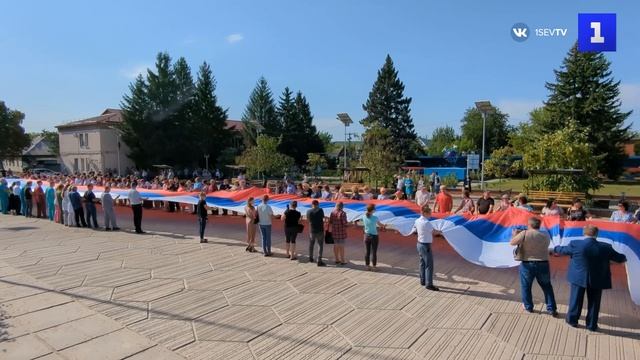 В честь Дня флага России в ЛНР развернули стометровый триколор