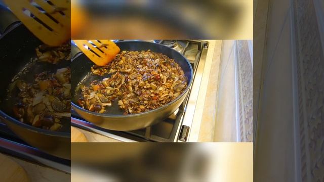 Жареные грибы с зеленью и яйцами