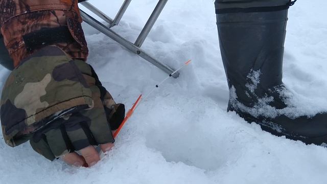 Зимняя рыбалка на реке Чепца. Поиски рыбы продолжаются. смотреть онлайн