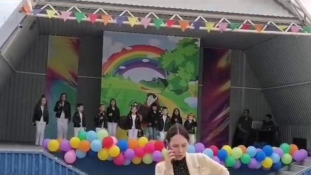 "песня мы маленькие дети нам хочется гулять " смотреть онлайн