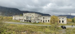 "МЕЖДУ НАМИ 10 ТЫСЯЧ КМ"... (Фото Владимира Колесникова (СПб) - Гарик Сукачёв и гр. "Неприкасаемые")