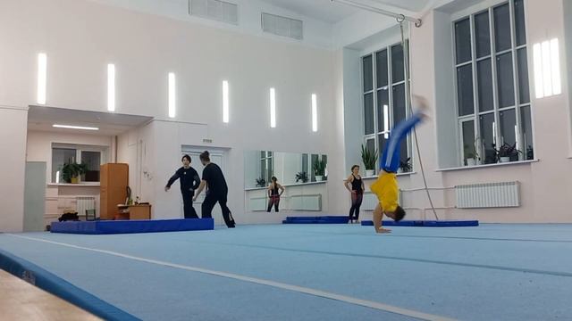 Треним в гимнастическом зале #capoeira #cdo #акробатика #архангельск смотреть онлайн