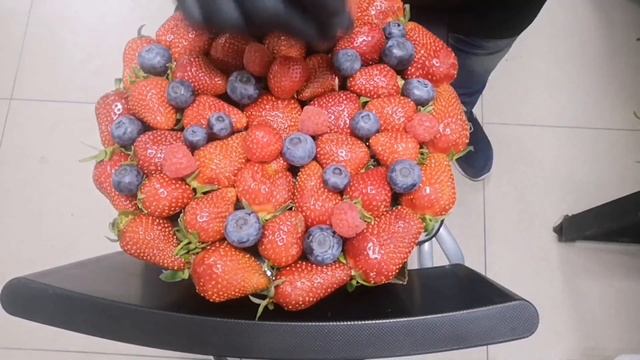 Мастер класс по сборке букета из ягод (клубника, голубика, малина) Школа фуд-флористики СпецБукет