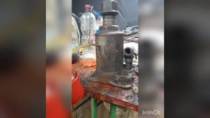 как залить масло в домкрат?