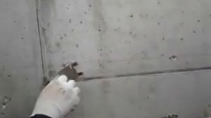 Монтирование креплений для сланцевой плитки на бетонную стену своими руками