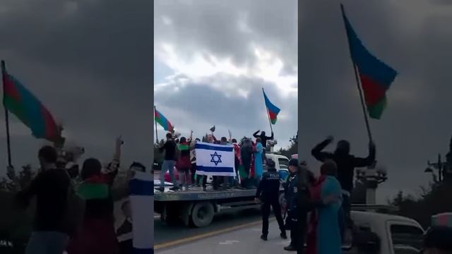 Жители Баку празднуют победу в Карабахе
