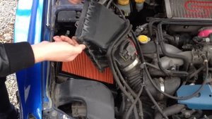 Как поменять воздушный фильтр Subaru за 30 секунд.