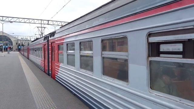 Электропоезд ЭТ2 021 отправляется с Балтийского вокзала