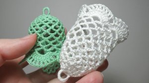 Как сделать петельку вязаному крючком колокольчику при помощи иглы. Видеоурок