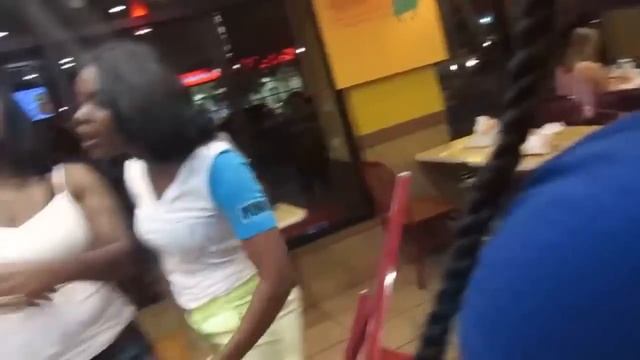 ЖЕНСКАЯ ДРАКА В КАФЕ смотреть онлайн