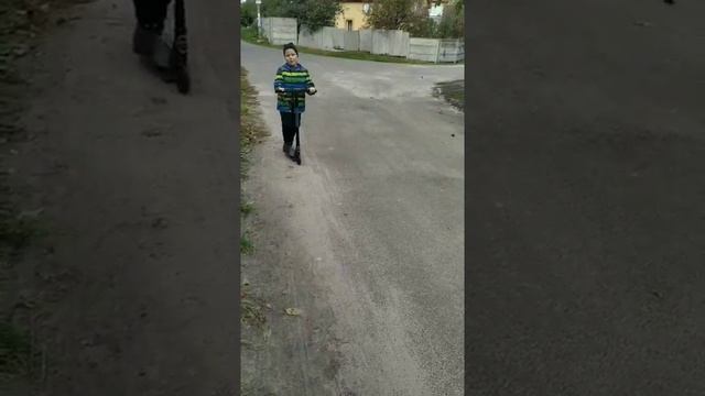 Трюки на самокате для детей #трюкинасамокате #самокат #покатушкинасамокате
