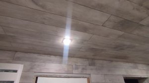 Ламинат на потолок и стены.