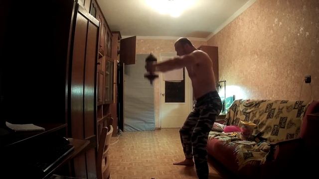 Тренировка плеч дома по Джефу Кавальеру. Просто тренировка дома на самоизоляции.