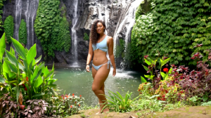 БИКИНИ у ВОДОПАДА!.mp4