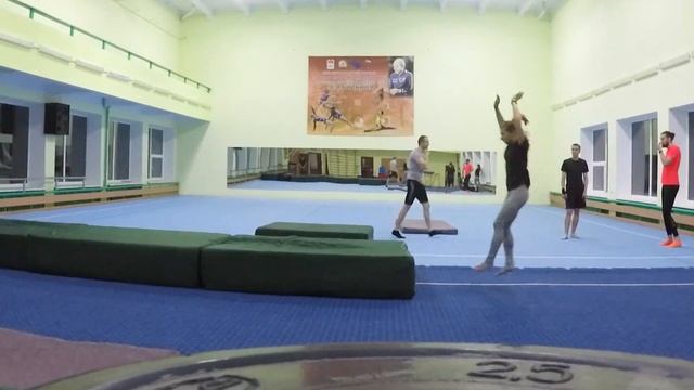 Акробатика 53я тренировка сальто, фляк, рондат, колесо 20200310 смотреть онлайн