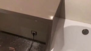 Монтаж столешницы в ванную с ногой из камня с двух сторон