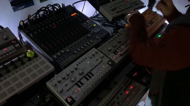 ACID (MOON’S ELLIPTICAL ORBIT) Behringer TD-3 AM, Roland TR-08, TR-606, TR-09 смотреть онлайн