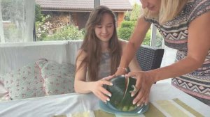 Арбузы на даче . Созрел ли арбуз или ещё подрасти придётся. Дочь консультант по арбузу.