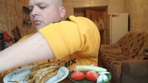 ОБЖОР жареная мойва и свежие овощи