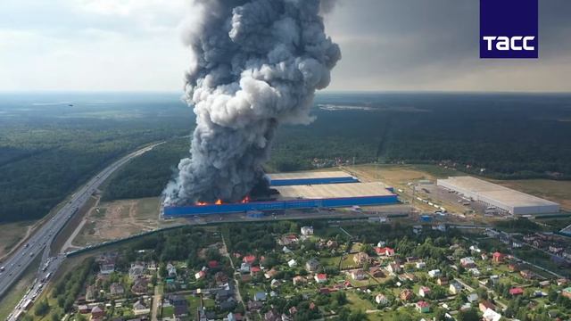 Кадры с дрона крупного пожара на складе Ozon в Подмосковье смотреть онлайн