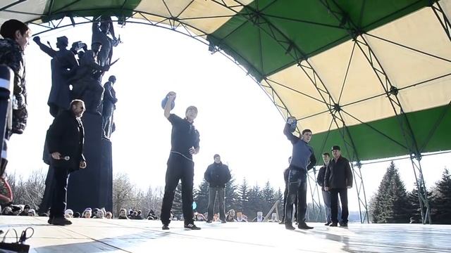 Масленица в Горловке поднятия гири смотреть онлайн