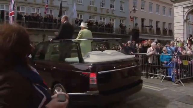 Торжественная процессия в честь 90-летия королевы Великобритании смотреть онлайн