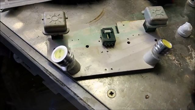 Ремонт и замена светодиодов в плафоне освещения Лада Приора смотреть онлайн