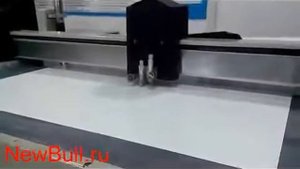 Планшетный режущий плоттер DCZ в процессе резки пазлов, режущий плоттер и расройщик