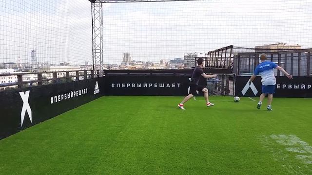 Эффектные трюки на крыше от живого футбола смотреть онлайн