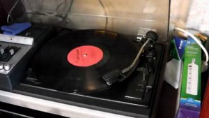 Играем и слушаем виниловые пластинки на стереопроигрывателе