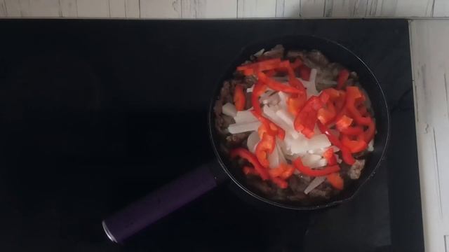 КАК ПРИГОТОВИТЬ РИС С МЯСНОЙ ПОДЛИВКОЙ НА СКОВОРОДЕ? Вкусное, яркое, сытное блюдо на второе смотреть онлайн