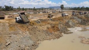 Строительство, засыпаем большой участок под застройку