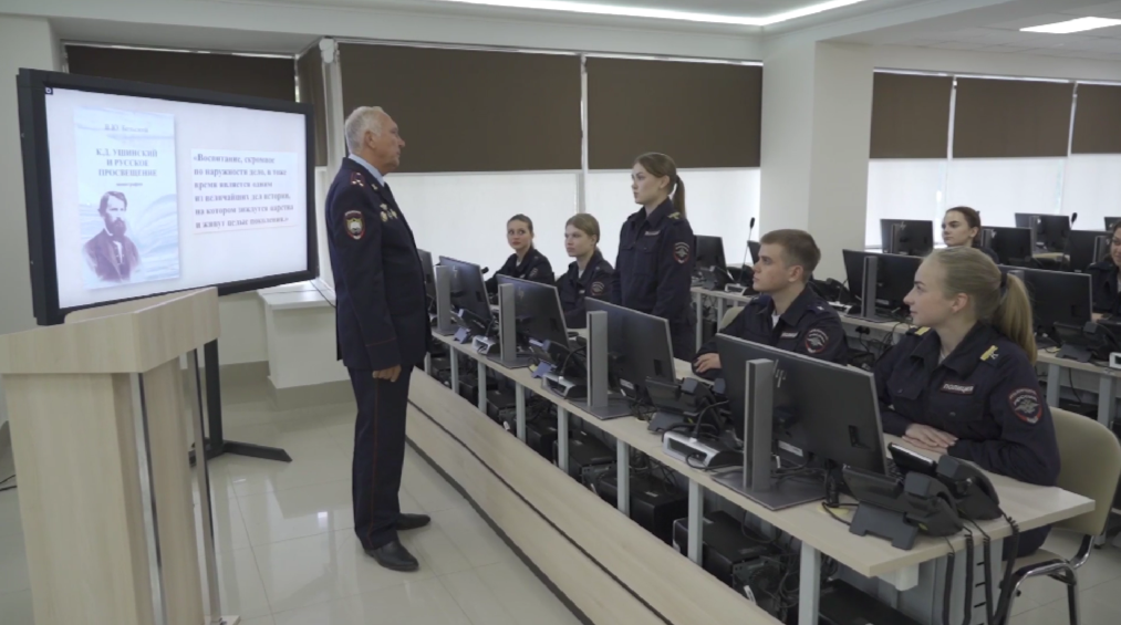 19 ноября свой профессиональный праздник отмечают сотрудники российских образовательных организаций
