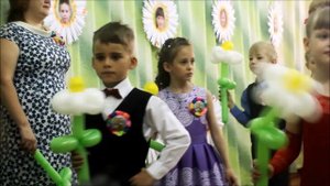 Вход на выпускной "Ромашковое поле"  Натальи Май, перевод Л. В. Кирилловой