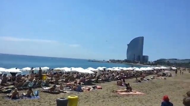 Городской популярный пляж в Барселоне - Барселонета. смотреть онлайн