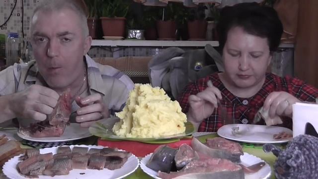 MUKBANG RUSSIA|ГОРБУША ДОМАШНЕГО ПОСОЛА|КОПЧЕНАЯ СЕЛЬДЬ|КАРТОФЕЛЬНОЕ ПЮРЕ и МОЛОКО|ДОМАШНЯЯ ЕДА