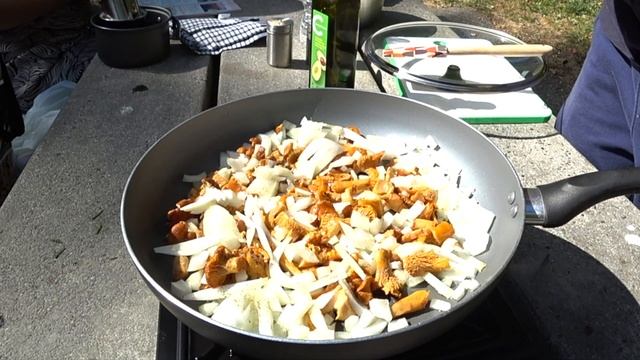 Fried CHANTERELLES with potato. Жарим грибы лисички с картошкой на природе.